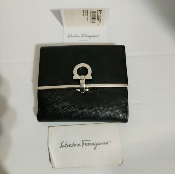 Authentic Salvatore Ferragamo Leather "Gancini" Key Ring Wallet - Picture 6 of 9